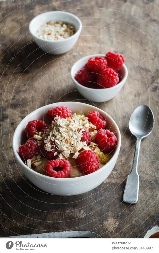 Bowl of porridge with raspberries food and drink Nutrition Alimentation Food and Drinks nobody spoon spoons Berry Berries Porridge sprinkled close-up close up