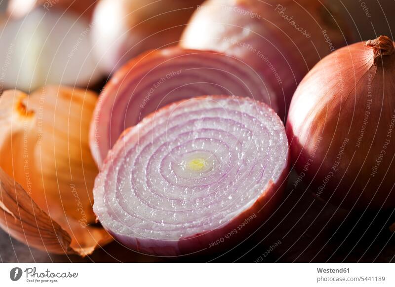 Sliced pink onion, close-up nobody Allium Cepa whole onion skin onion skins sliced juicy half halves halved studio shot studio shots studio photograph