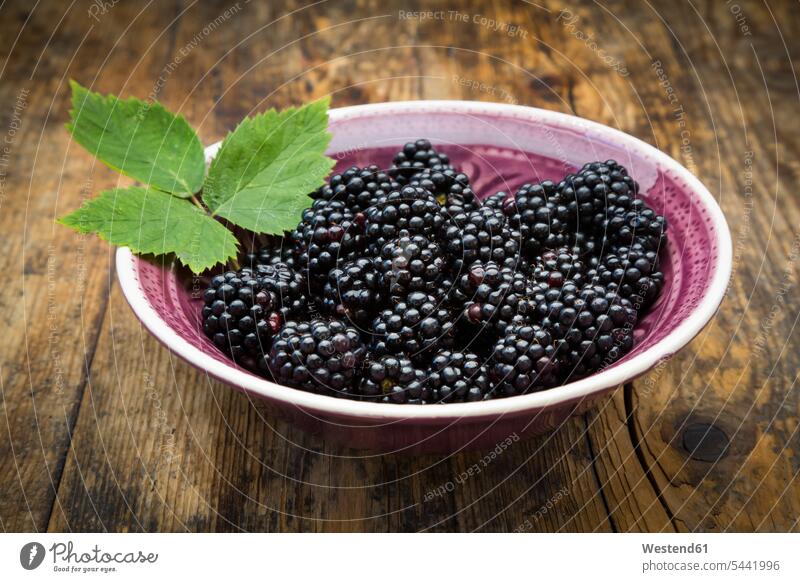 Bowl of organic blackberries on wood food and drink Nutrition Alimentation Food and Drinks organic edibles Bowls rustic close-up close up closeups close ups