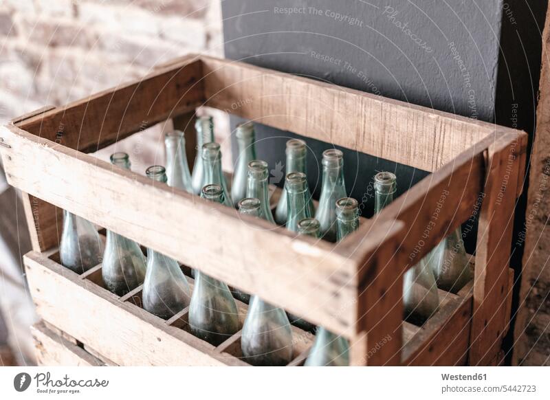 Empty bottles in a wooden crate nobody Order Orderliness neat Glass Glasses many amount abundance wooden box wooden boxes Bottle Bottles recyclable re-use