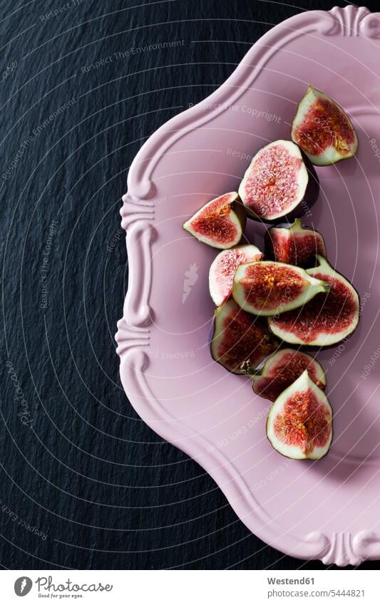 Sliced figs on pink plate food and drink Nutrition Alimentation Food and Drinks Fruit Fruits healthy eating nutrition quarter Plate dish dishes Plates Part Of
