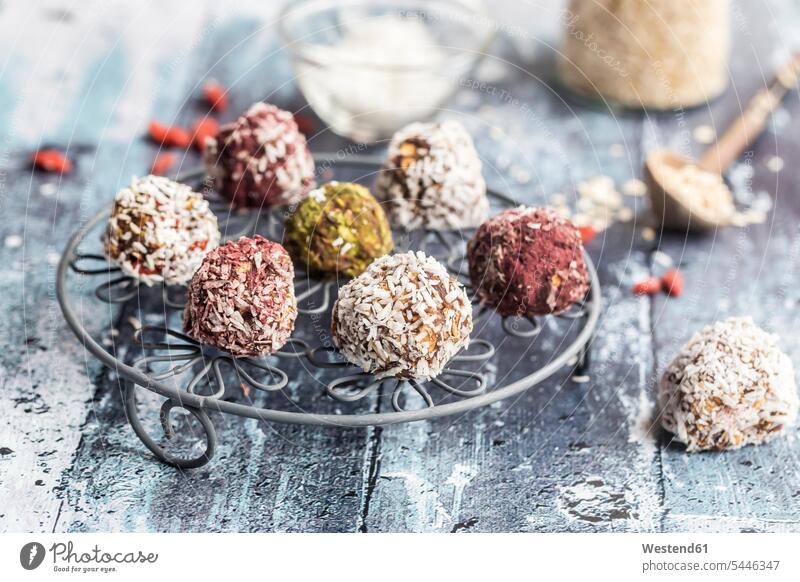 Various Bliss Balls on cooling grid lifestyle life styles various different healthy eating nutrition sort sorts linseed flax seed Matcha Oat Flakes rolled oats
