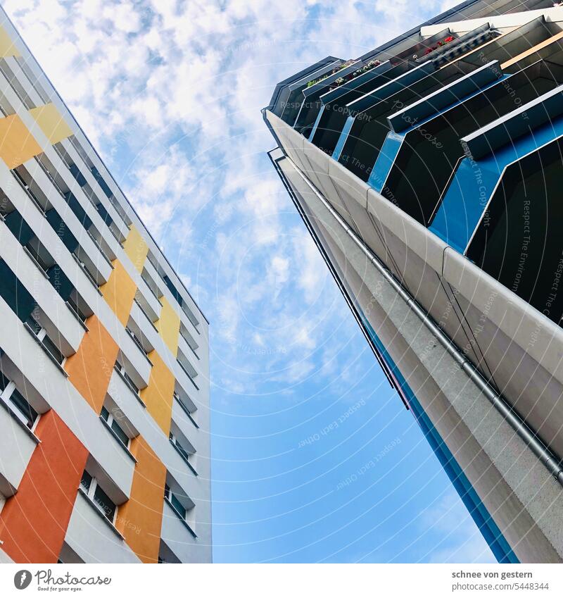 Place in the sun High-rise Architecture Town Building Sky Tall Worm's-eye view Colour photo Window House (Residential Structure) Exterior shot Deserted
