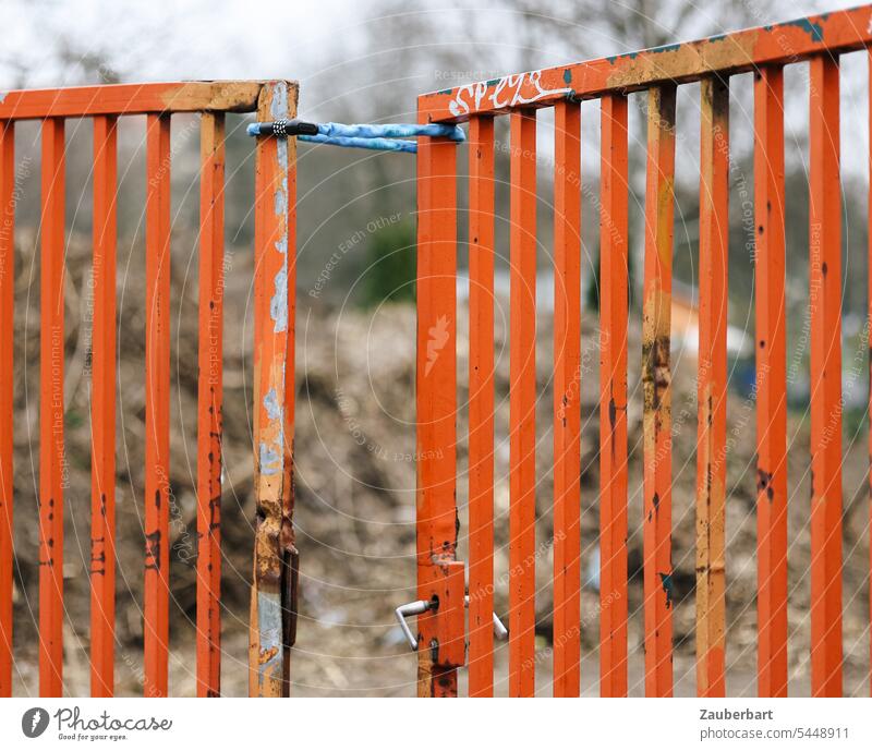 Red gate, fixed with bicycle lock, fallow behind it Goal Lock open Closed Steel Entrance FALLOW LAND locked durchschlupf Intrude door Safety Old Metal