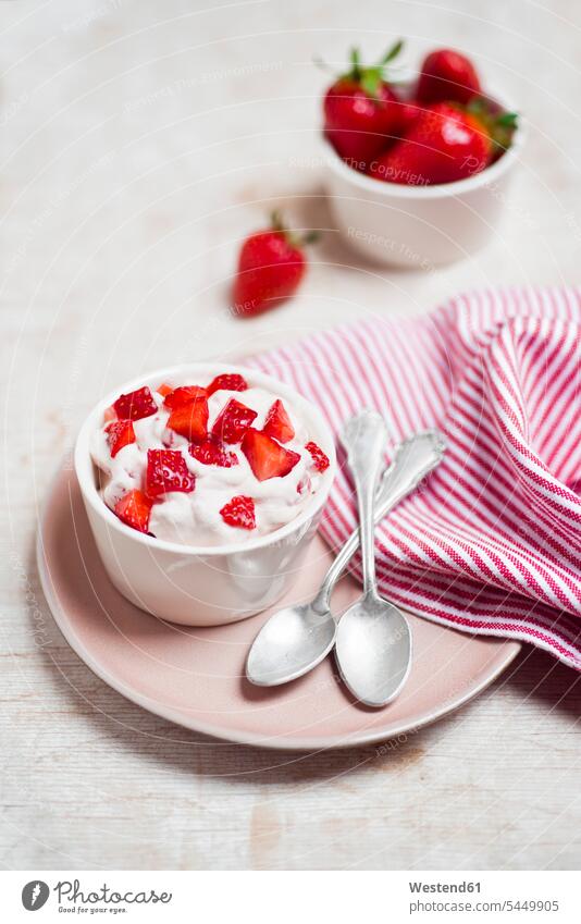 Dessert with fresh strawberries and whipped cream nobody Desserts afters Cream Afters close-up close up closeups close ups close-ups Bowl Bowls spoon spoons