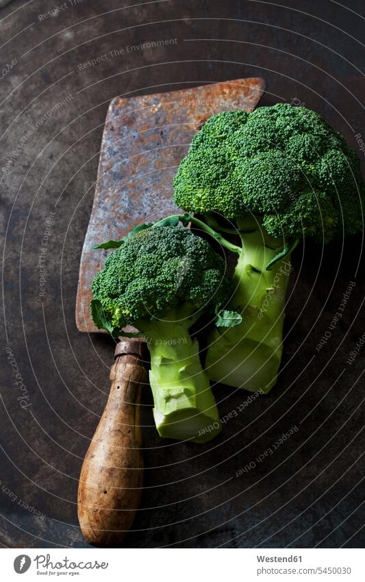 Broccoli and rusty cleaver nobody still life still-lifes still lifes three objects 3 elevated view High Angle View High Angle Shot rusting rusted Broccolis