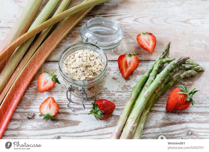 Green asparagus, strawberry, rhubarb and oat flakes Bowl Bowls Oat Oats healthy eating nutrition variation preparation prepare preparing green asparagus