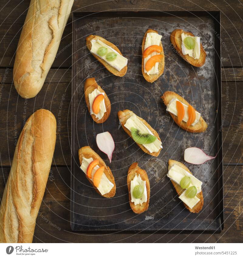Crostini with Camembert and different toppings food and drink Nutrition Alimentation Food and Drinks Peach Peaches garnished flat lay divers healthy eating