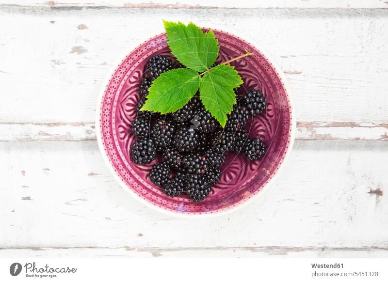 Bowl of organic blackberries on wood food and drink Nutrition Alimentation Food and Drinks Bowls copy space wooden nobody overhead view from above top view