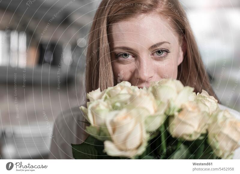 Portrait of young woman with bunch of roses Rose Roses Rosa smiling smile home at home portrait portraits Bunch of Flowers Bouquet Flower Bouquet