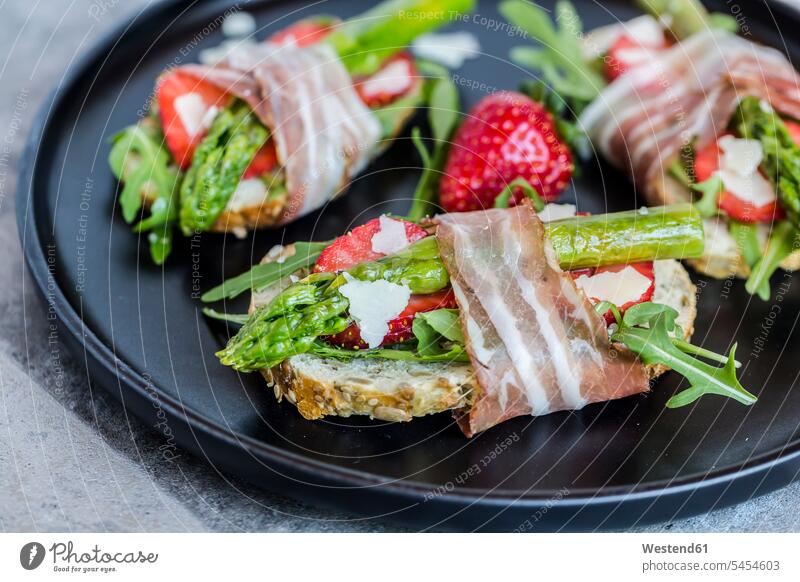 Baguette with strawberries, rocket, asparagus, pecorino flakes and bacon food and drink Nutrition Alimentation Food and Drinks focus on foreground