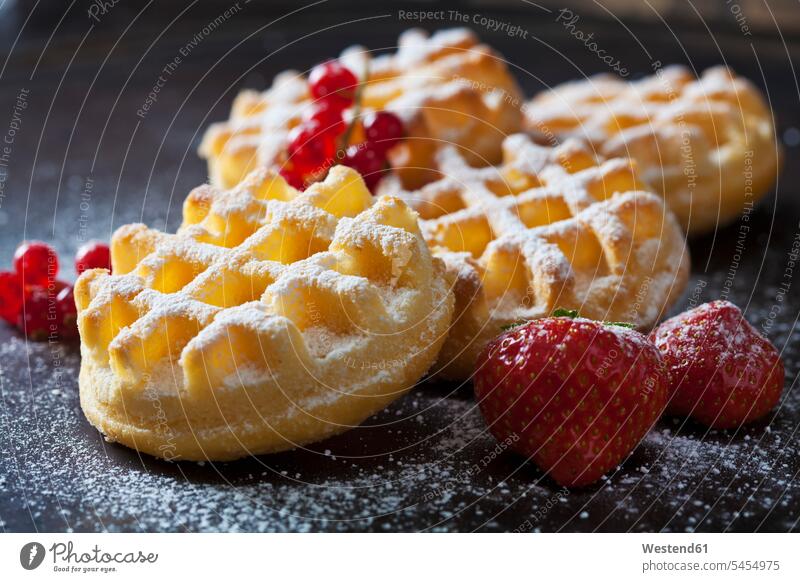 Waffles, strawberries and red currants sprinkled with icing sugar, close-up circle circles circular dark background redcurrant Redcurrants homemade home made