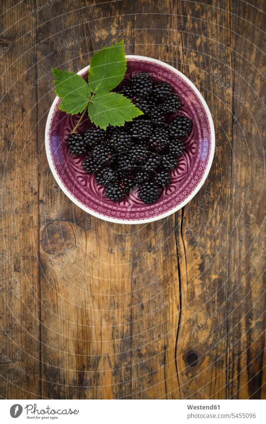 Bowl of organic blackberries on wood food and drink Nutrition Alimentation Food and Drinks Bowls rustic copy space wooden nobody overhead view from above