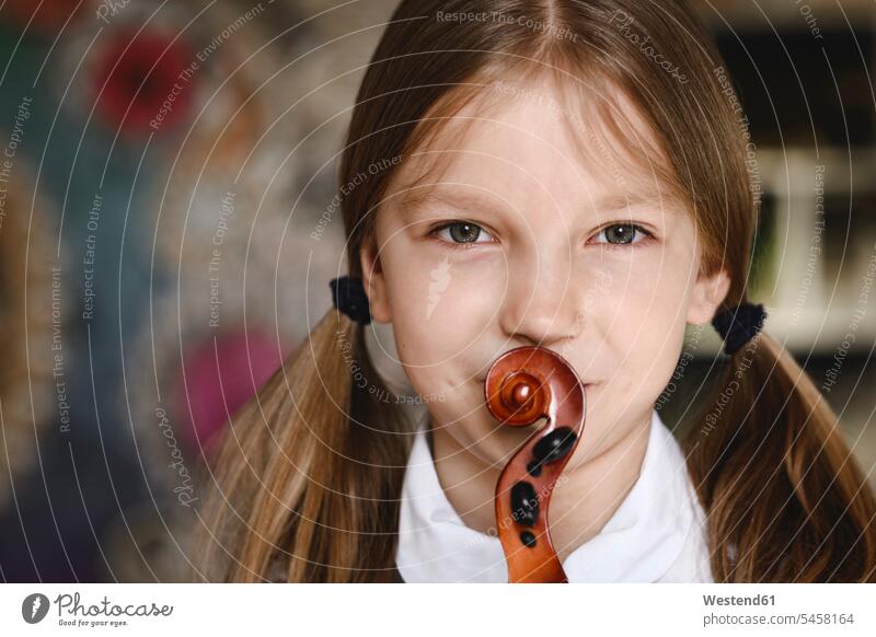 Portrait of a girl with a violin violins Self-confidence self-confident poised Self-Assured Self-Assurance skill Ability skilled scroll scrolls childhood