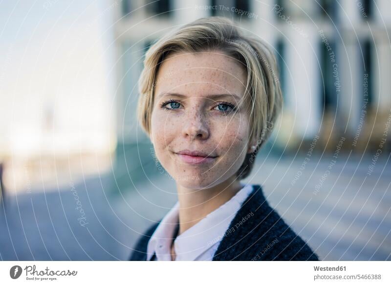 Portrait of a young businessoman in the city portrait portraits young women young woman blond blond hair blonde hair businesswoman businesswomen business woman