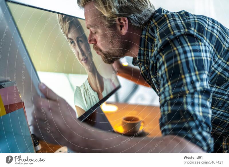 Man kissing woman on computer screen human human being human beings humans person persons caucasian appearance caucasian ethnicity european 2 2 people 2 persons