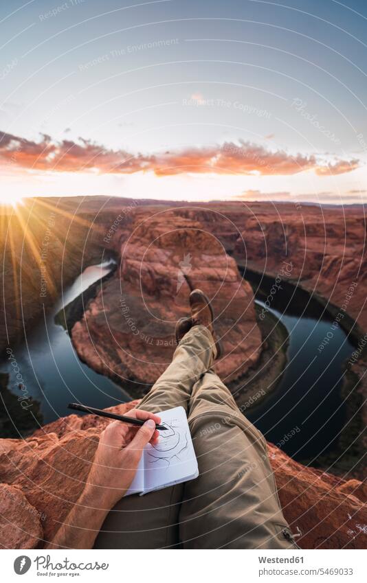 USA, Arizona, Colorado River, Horseshoe Bend, young man on viewpoint, painting men males Wanderlust Itchy Feet observation point lookout point Looking At View