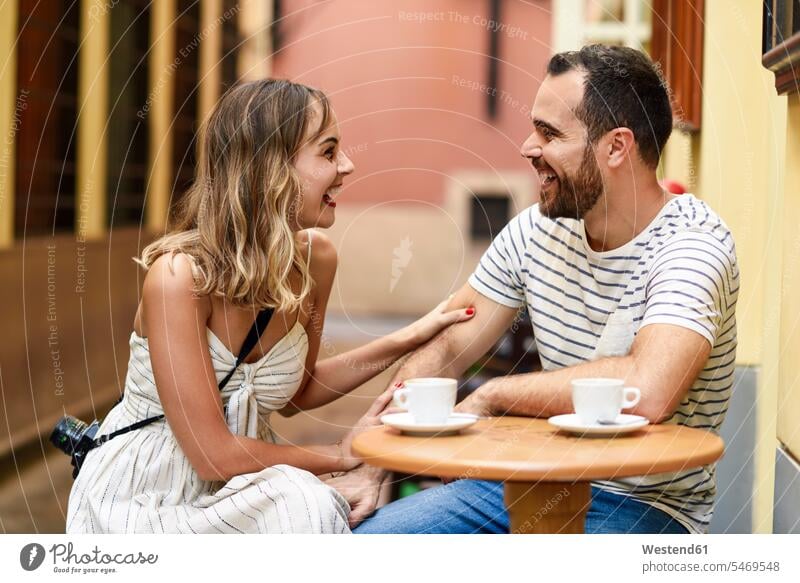 Spain, Andalusia, Malaga, happy couple having a coffee in an alley Coffee twosomes partnership couples happiness lane Laneway Drink beverages Drinks Beverage