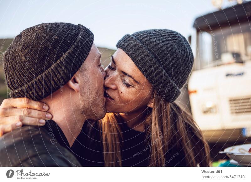 Kissing couple wearing wooly hats twosomes partnership couples woolly hat Wooly Hat Knit-Hat Knit Hats wool cap kissing kisses people persons human being humans