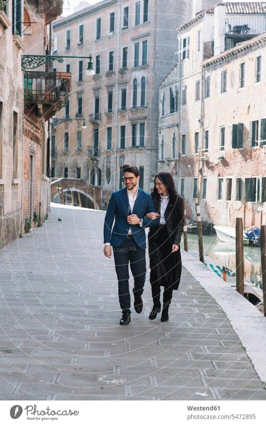 Italy, Venice, happy couple walking in the city twosomes partnership couples Affection Affectionate town cities towns happiness going people persons human being