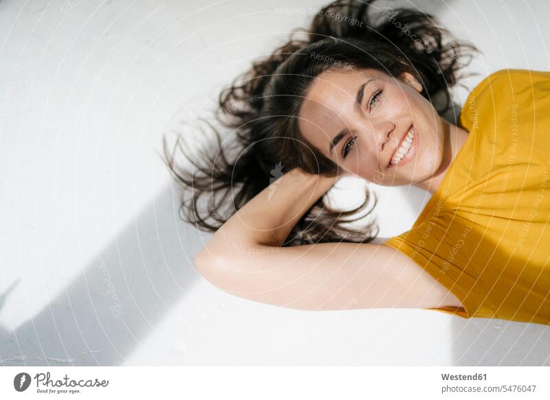 Portrait of a pretty woman, laughing happily sunlight Sunlit portrait portraits Laughter happiness happy lying laying down lie lying down mid adult women