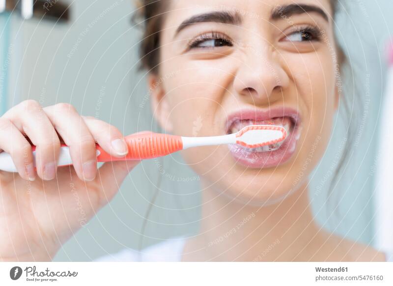 Woman brushing teeth tooth-brush tooth-brushes toothbrushes hold clean cleanse cleansing in the morning colour colours White Colors at home Everyday