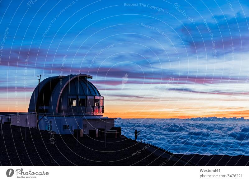 USA, Hawaii, Mauna Kea volcano, telescopes at Mauna Kea Observatories at sunset photographer photographers research vastness wide Broad Far copy space wideness