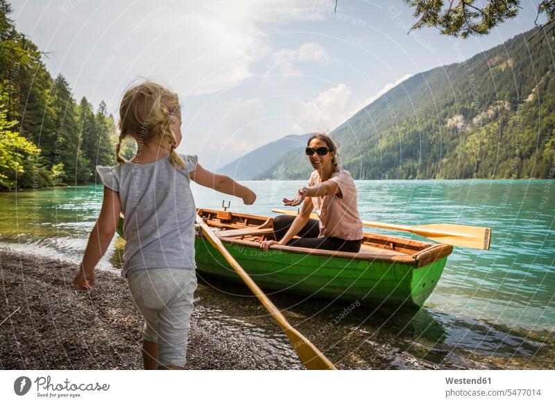 Austria, Carinthia, Weissensee, mother in rowing boat with daughter at the lakeside boats Lakeshore Lake Shore mommy mothers ma mummy mama daughters rowboat