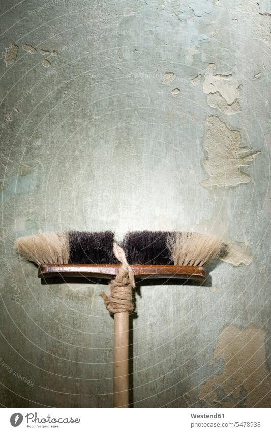 Broom leaning against wall, close-up single object 1 one flaking flaking off flake flake off Clean cleanly Cleanliness Cleanness cleaning Absence Absent walls