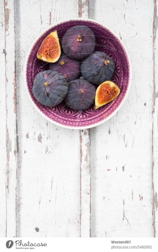 Bio figs in a bowl food and drink Nutrition Alimentation Food and Drinks organic organic edibles fruit bowl fruit bowls Bowl Bowls copy space wood wooden
