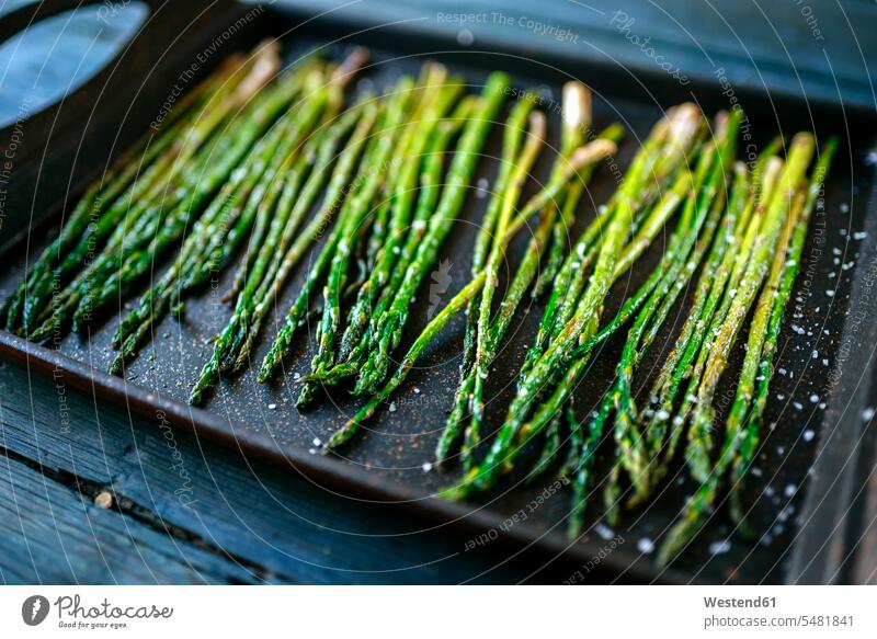 Grilled asparagus food and drink Nutrition Alimentation Food and Drinks Salt Table Salt Cooking Salt in a row Rows roasting tray roasting tin roasting dish