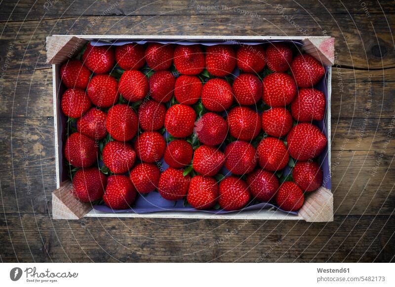 Wooden box with sorted strawberries Strawberry Strawberries Fragaria Berry Berries wooden large group of objects many objects plenty close-up close up closeups