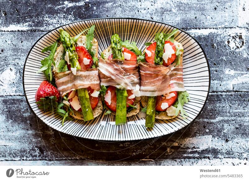 Baguette with strawberries, rocket, asparagus, pecorino flakes and bacon food and drink Nutrition Alimentation Food and Drinks Pecorino cheese Peccorino Rocket