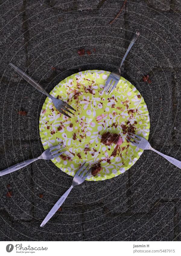 Empty plate with cake crumbs and all involved forks of the cake wreath paper plates variegated Fork Fork circle Colour photo Plate Crumbs smudged Delicious