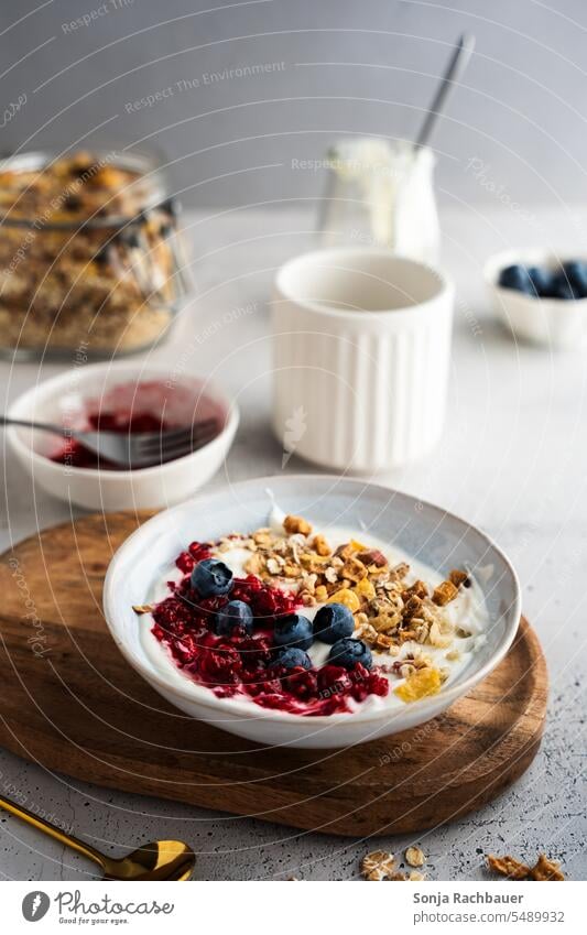 Muesli, yogurt and fresh raspberries in a bowl. Healthy breakfast. Breakfast Cereal Yoghurt Raspberry Healthy Eating Morning dinnerware Organic Diet cute