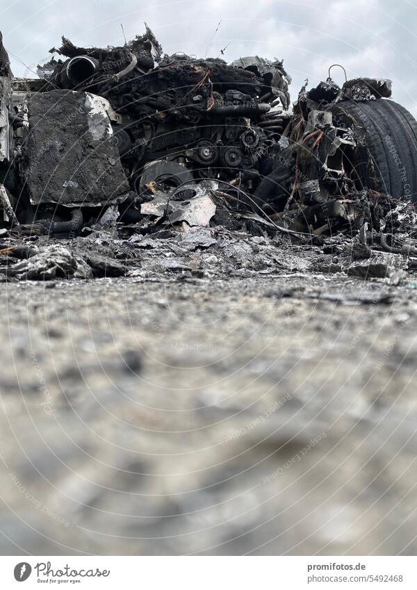 Front view of the remains of a burned-out car from the frog's perspective. Photo: Alexander Hauk automobile Transport turnaround Accident burnt Fire