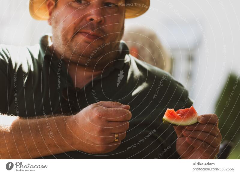 Drinkje bej Inkje | Fill up on vitamins ;-) - Man holds a piece of watermelon in his hand and looks mischievously to the side Water melon slice 1 salubriously