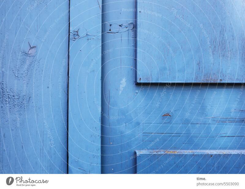 Drinkje bej Inkje | Entrées (59) door Blue Wood Trashy Frame and panel door Wood grain Entrance painted over locked too Wing of a door Detail Building Facade