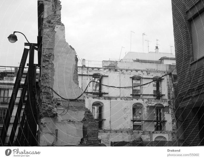 demolition structure cordova spain lamppost window