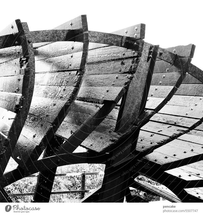klangmalerei | es klappert die mühle… Mühle Mühlrad Wassermühle Bach Energie schwarz-weiß Holz Nachhaltigkeit alternativ klappern Klangmalerei Detail Technik