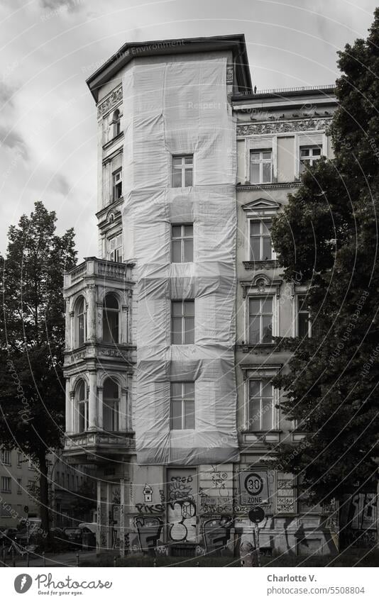 Shrouding | Partially shrouded old Berlin facade Building Gründerzeit building Old building old house old building concealment Sheath founder time