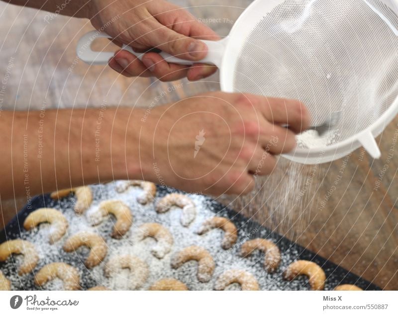 icing sugar Food Dough Baked goods Nutrition Delicious Sweet Vanilla cookie Cookie Christmas biscuit Sieve Confectioner`s sugar Distribute Baking tray