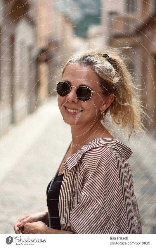 WOMAN - CITY TOUR - HAPPY Woman 25 to 30 years Sunglasses Blonde Laughter fortunate Sightseeing City trip Vacation & Travel Tourism Exterior shot Adults