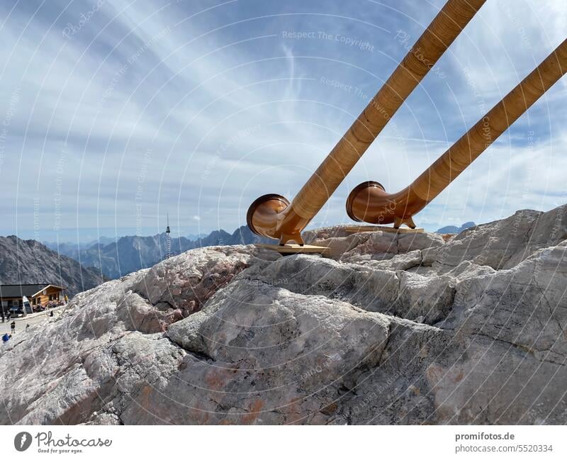 Two alphorns on rocks under the open sky in September 2023 on the Zugspitze. Photo: Alexander Hauk Music Musical instruments Song Songs Alphorn Alhorns Sky Blue