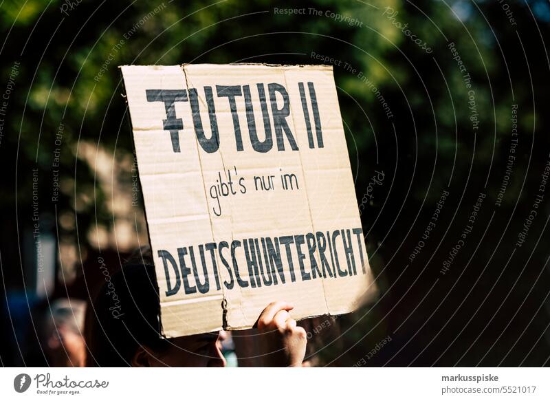 FUTUR II gibts nur im Deutschunterricht – Global Climate Strike – Protest Demonstration activist appeal atmosphere background blue change climate