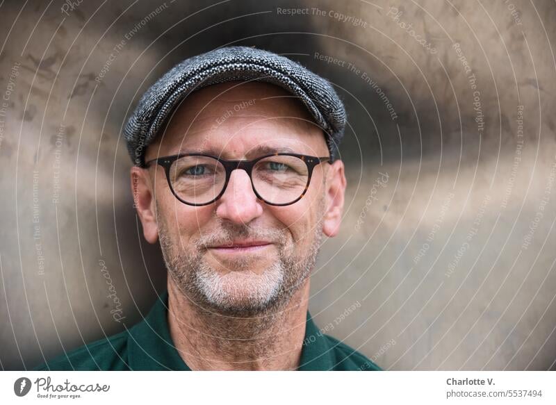 Wide land | Facing | Male portrait with glasses and cap person Human being Man 1 Person Portrait of man portrait of a man farsightedness Exterior shot