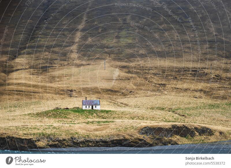 Irgendwo in Island - ein einsames, verlassenes Haus isländisch Einsamkeit haus Berge Landschaft Fluss Weite Stille Ruhe menschenleer tourismus landschaft natur