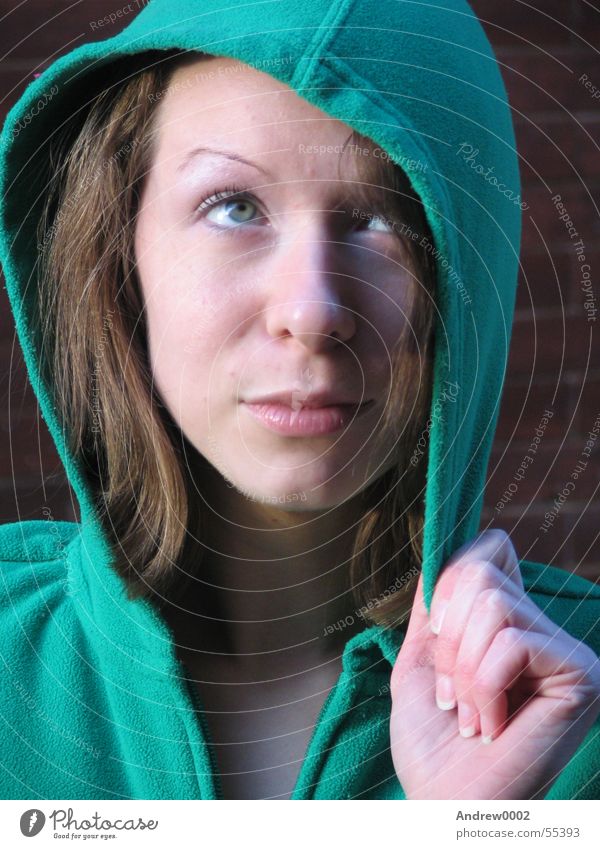 Paige Portrait photograph Green Hooded sweater Hooded (clothing) Upward Make-up Face of a woman Beautiful Meditative Hand Brunette 1 Colour photo Exterior shot