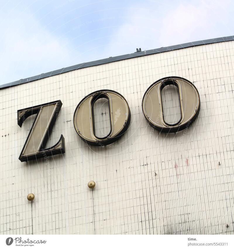 Culture Zoo Manmade structures Building Facade Letters (alphabet) Word writing texture Sky Front view Zoopalast Berlin Typography Wall (building) Creativity