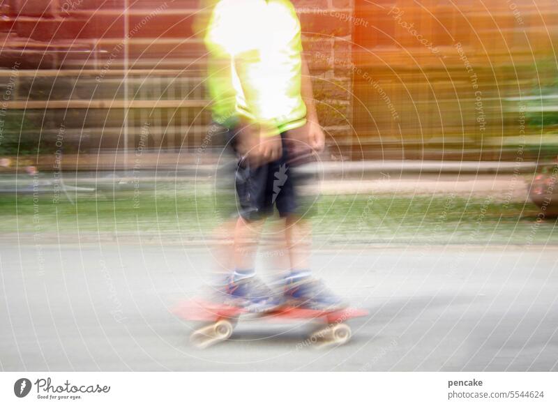 läuft! Skateboard Junge Kind fahren skaten üben lernen Bewegung Langzeitbelichtung Freude schnell rollen